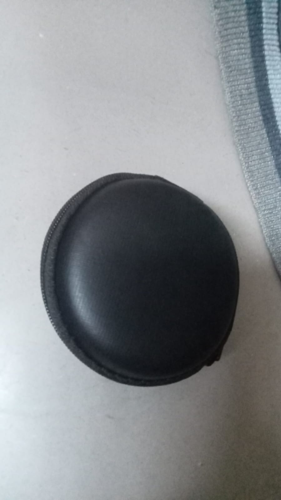 Round carrying case for earphones Round carrying case for earphones
